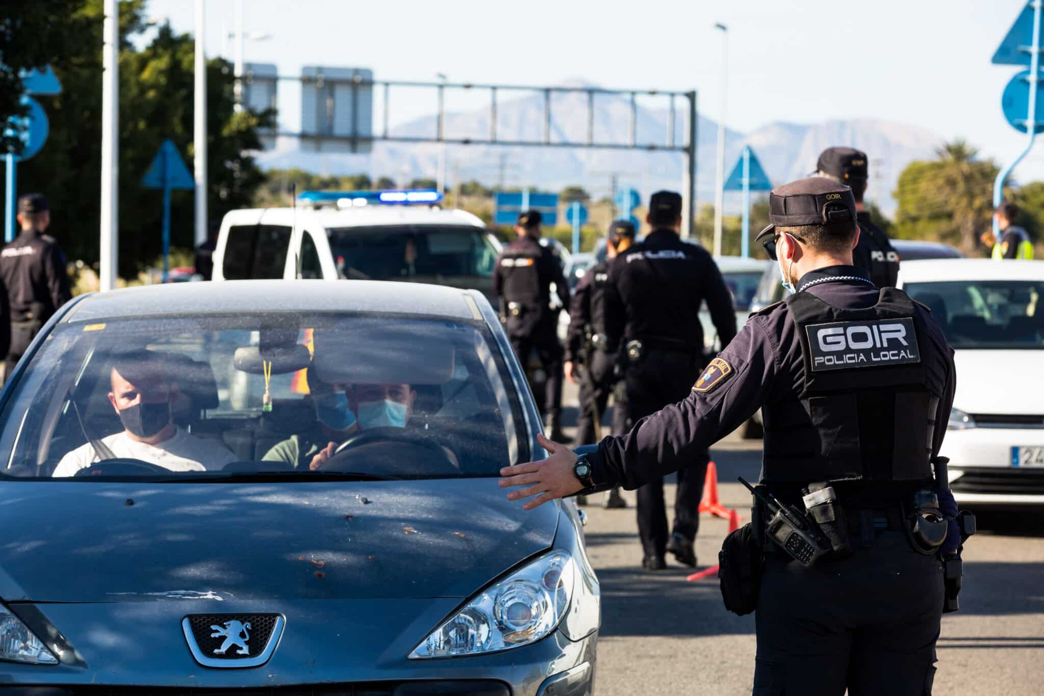 Un dispositivo policial para controlar los cierres perimetrales en 16 municipios valencianos, en Alicante