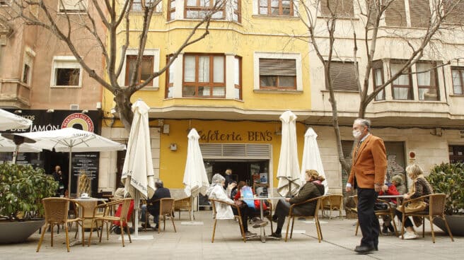 Varias personas en la terraza de un bar en Palma, Mallorca.