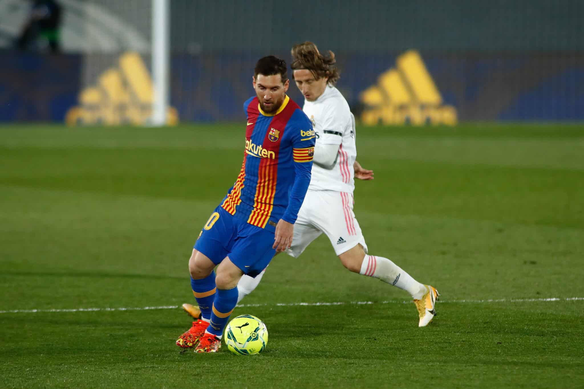 Messi y Modric disputan un balón en el Clásico disputado en Valdebebas la temporada pasada