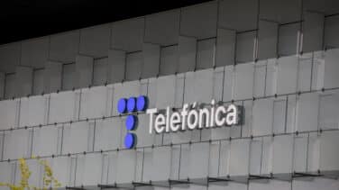 Telefónica refinancia 5.500 millones a cambio de reducir su huella de carbono y cerrar la brecha de género