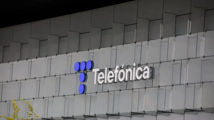 Nuevo logo de Telefónica en la fachada de su sede en Las Tablas (Madrid)