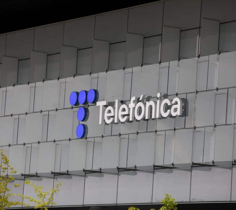 Telefónica sopesa un plan de salidas voluntarias para su plantilla en España