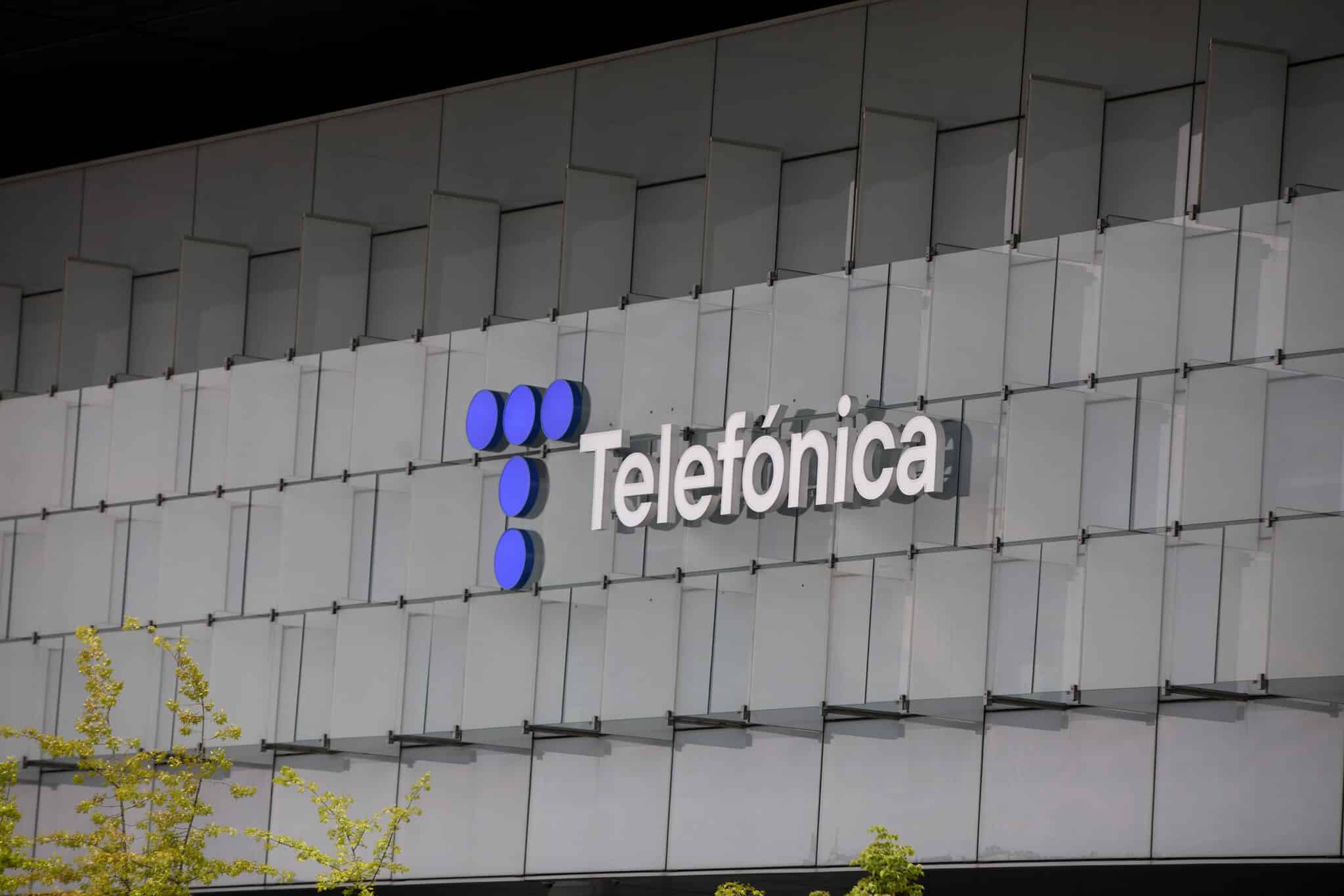 Nuevo logo de Telefónica en la fachada de su sede en Las Tablas (Madrid)