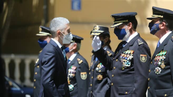 El ministro del Interior, Fernando Grande-Marlaska, saluda a los nuevos comisarios, a su llegada al acto de jura de la XXII Promoción de ascenso a la categoría de Comisario Principal de la Policía Nacional a 13 nuevos comisarios, en el Centro de Altos Estudios Policiales de la División de Formación y Perfeccionamiento de la Policía Nacional,a 2 de julio de 2021, en Madrid (España).