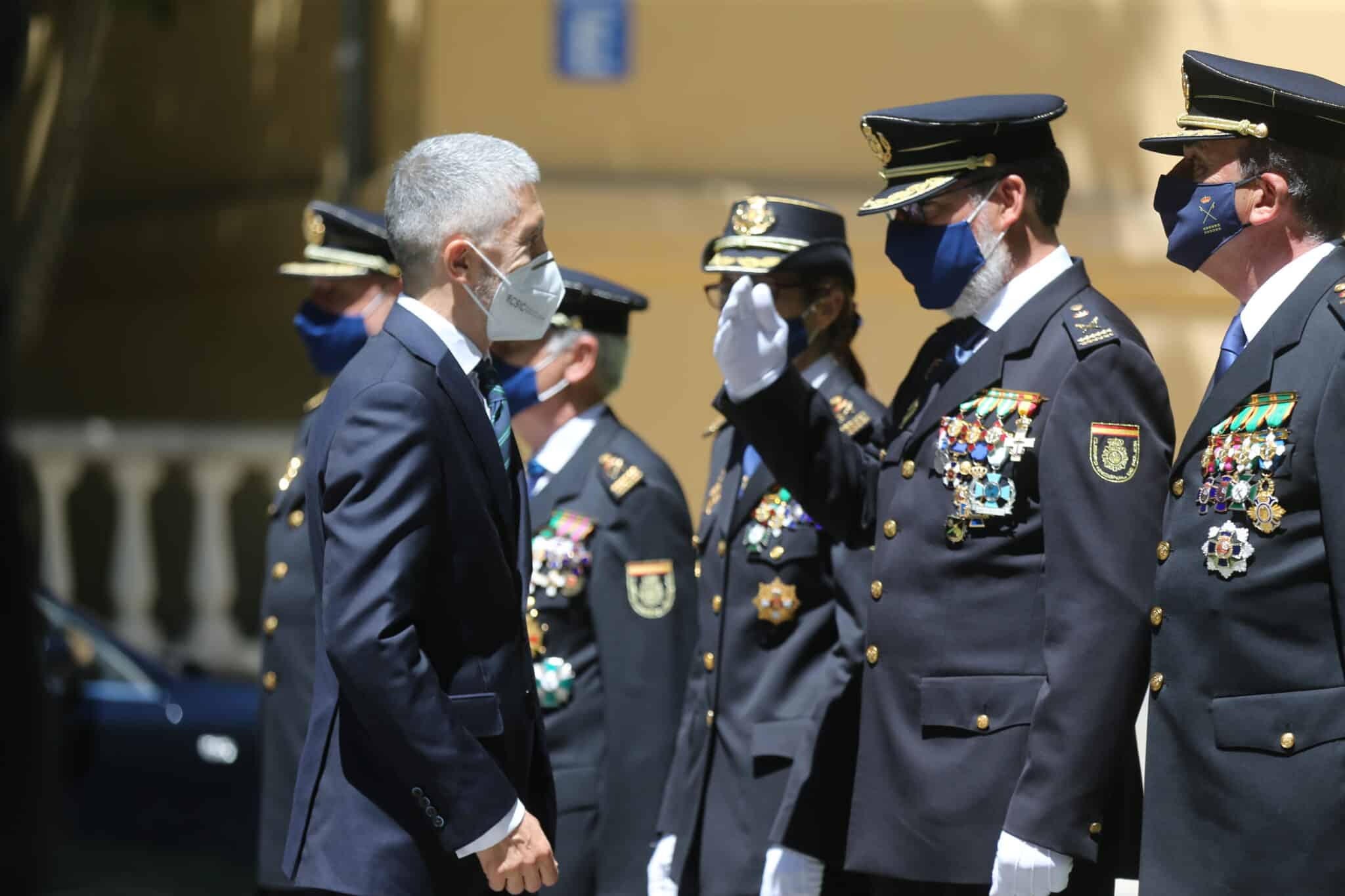 El ministro del Interior, Fernando Grande-Marlaska, saluda a los nuevos comisarios, a su llegada al acto de jura de la XXII Promoción de ascenso a la categoría de Comisario Principal de la Policía Nacional a 13 nuevos comisarios, en el Centro de Altos Estudios Policiales de la División de Formación y Perfeccionamiento de la Policía Nacional,a 2 de julio de 2021, en Madrid (España).