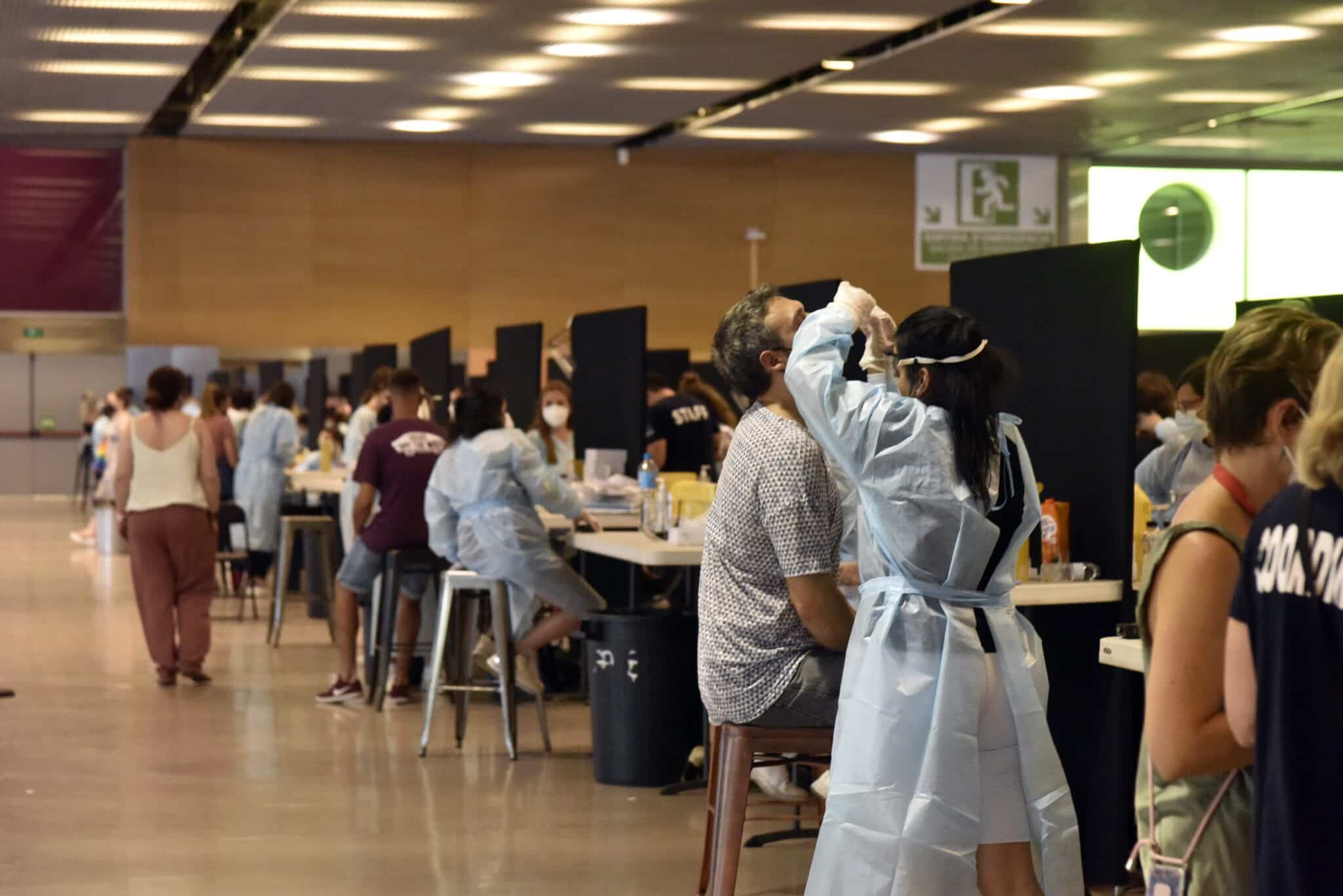 Varias personas se realizan un test de antígenos para acceder al primer día del festival Cruïlla, en Barcelona.