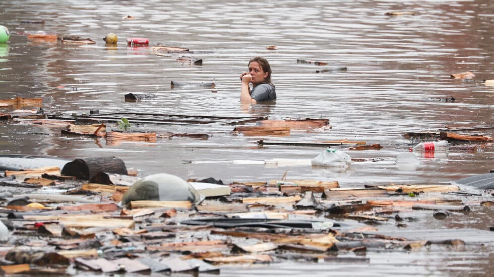 una mujer atraviesa una calle inundada en belgica