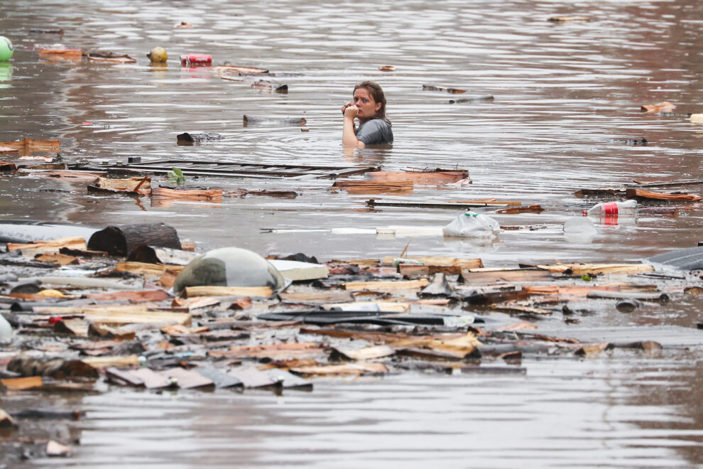 una mujer atraviesa una calle inundada en belgica