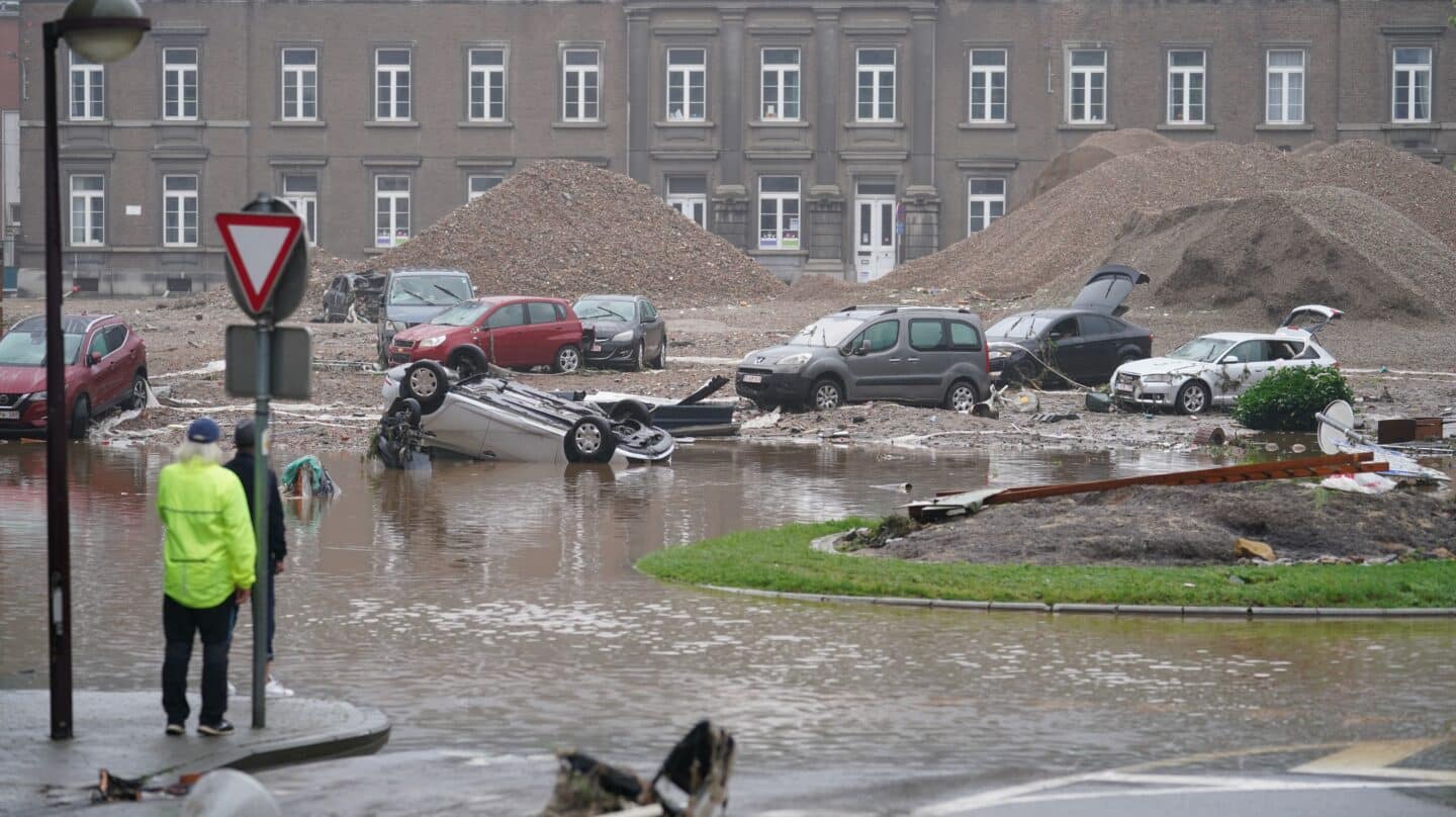coches destruidos por inundaciones en belgica