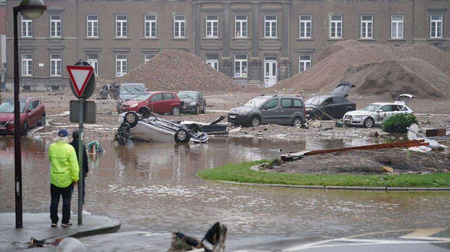 coches destruidos por inundaciones en belgica