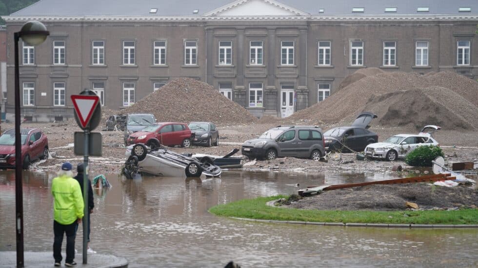 coches destruidos por inundaciones en belgica