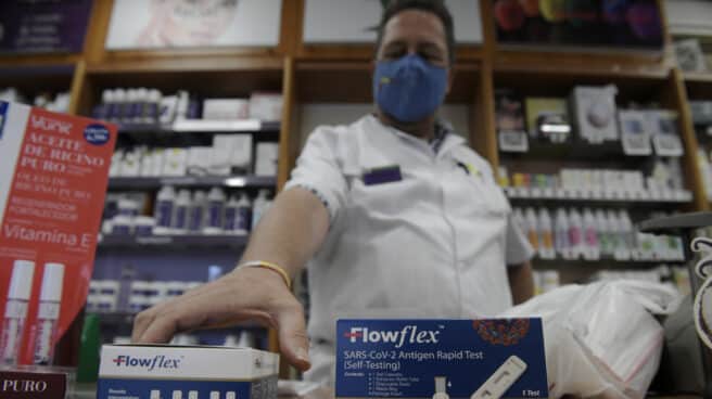 Un farmacéutico enseña un test de antígeno de farmacia.