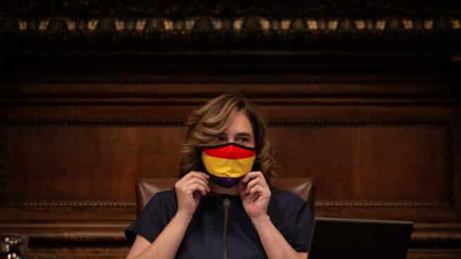 La alcaldesa de Barcelona, Ada Colau, con una mascarilla de la bandera republicana