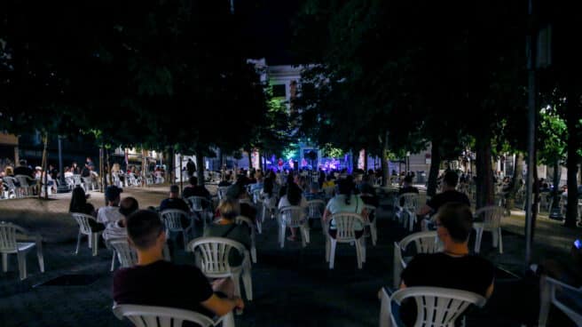 Asistentes a un concierto de Los Refrescos en la Plaza del General Vara del Rey, en Madrid.