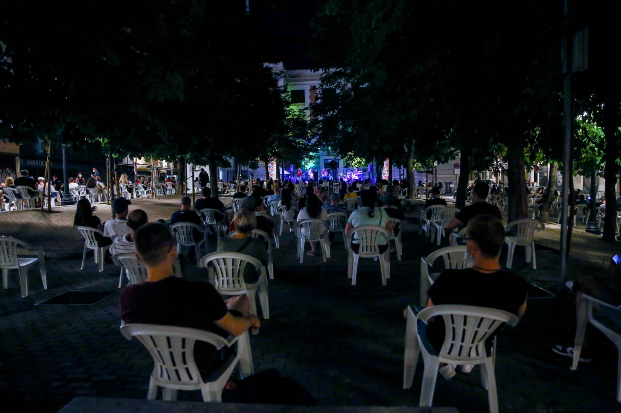 Asistentes a un concierto de Los Refrescos en la Plaza del General Vara del Rey, en Madrid.