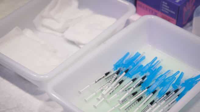 Comienza la vacunación de adolescentes en la Comunidad Valenciana Varias dosis de la vacuna Pfizer