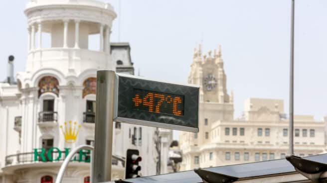 La primera ola de calor del verano en España deja temperaturas muy altas desde este miércoles Un termómetro marca 47ºC en la Gran Vía de Madrid.