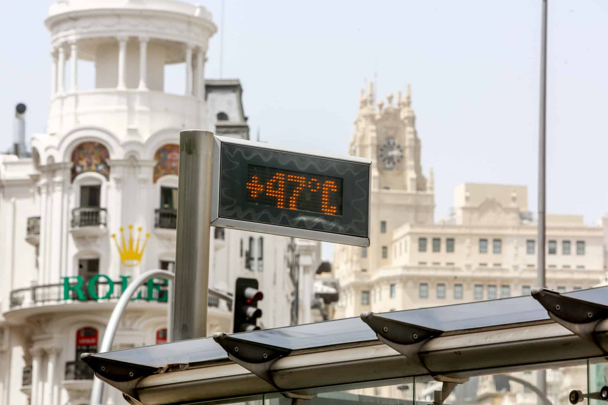 Un termómetro marca 47ºC en la Gran Vía de Madrid.