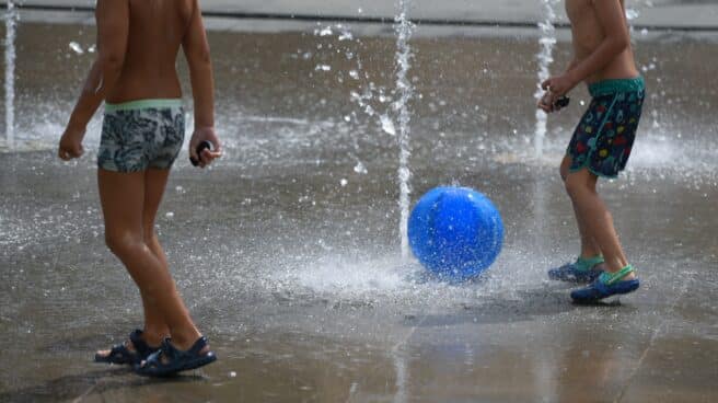 Ola de calor, alerta amarilla en el interior de la Comunidad Valenciana Dos niños juegan en una fuente del Parc Central, en Valencia.