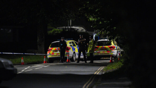 Agentes de policía vigilan tras el tiroteo en Plymouth (Reino Unido)