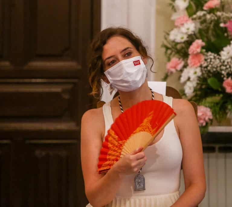 Ayuso confía en aprobar sus presupuestos con el 'sí' de Vox y retomará el diálogo en septiembre