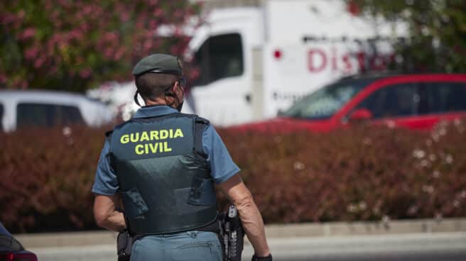 Un joven fallecido y un herido grave por disparo en una reyerta en Zaragoza Un agente de la Guardia Civil.