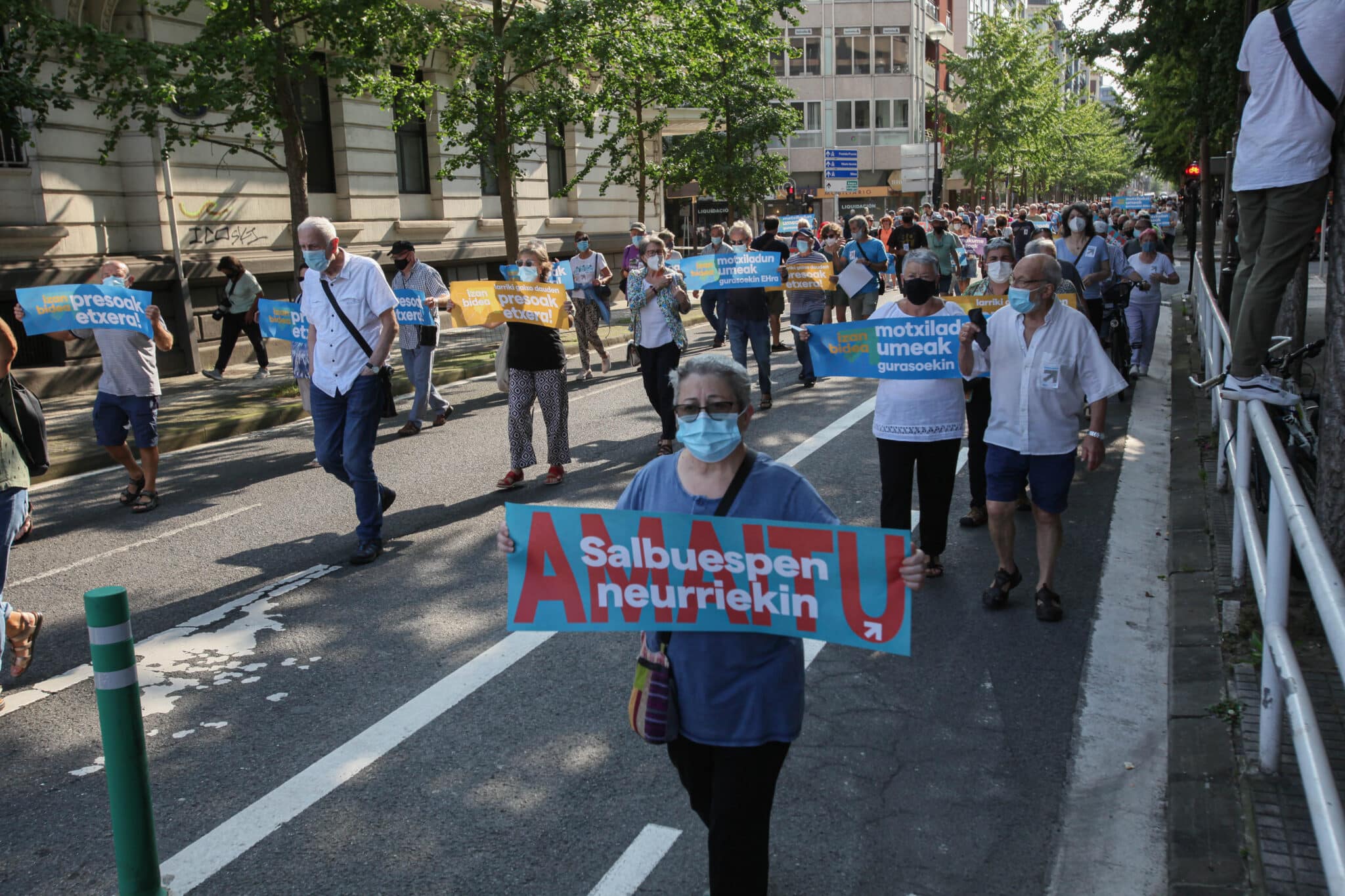 Ciudadanos en una manifestación a favor del acercamiento de los reclusos de ETA