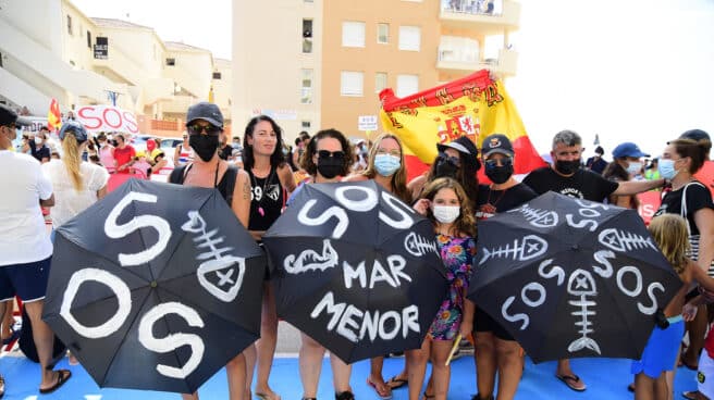 Varias personas participan en una protesta en defensa del Mar Menor.