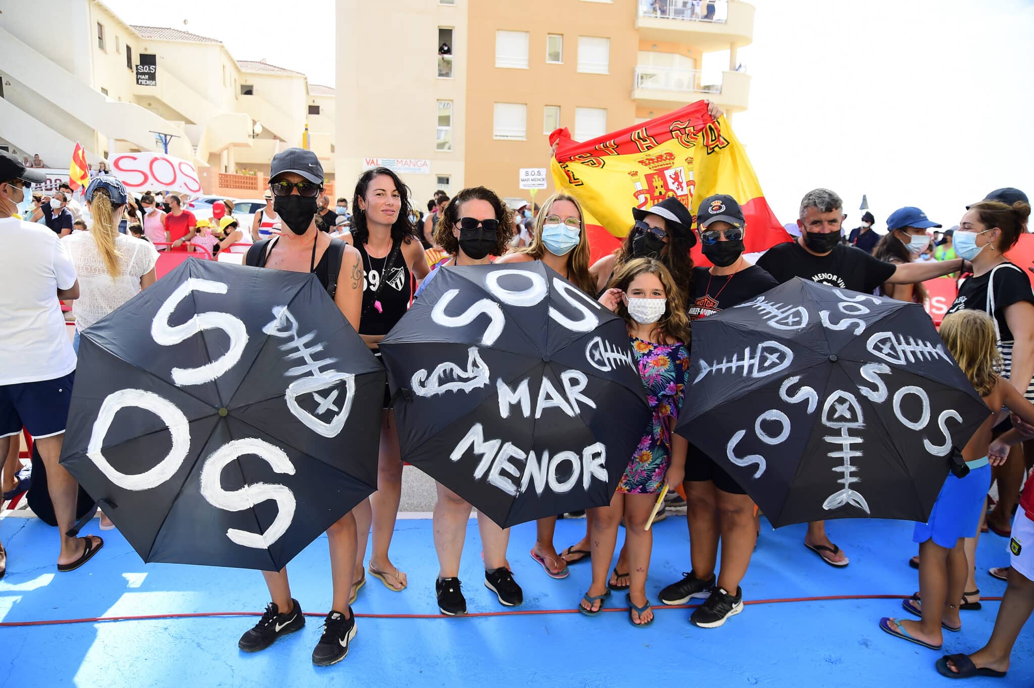 Varias personas participan en una protesta en defensa del Mar Menor.
