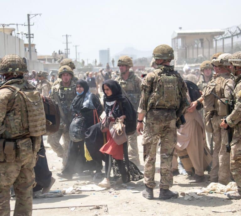 EEUU y Reino Unido temen un  ataque terrorista y piden alejarse del aeropuerto de Kabul