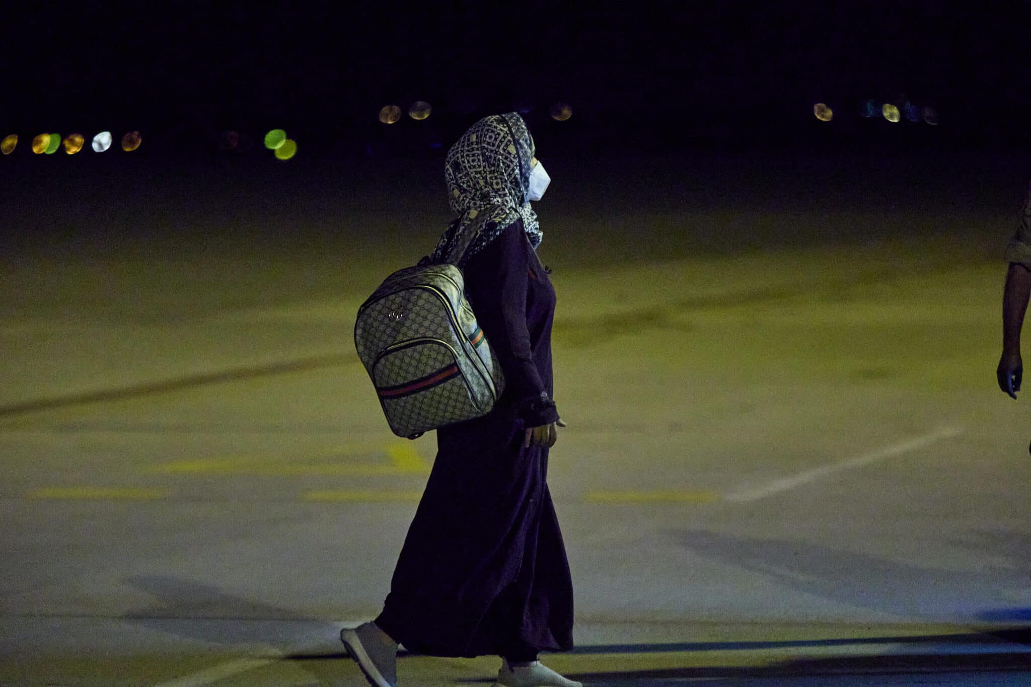 Una mujer repatriada camina a su llegada a la Base Aérea de Torrejón tras bajarse del séptimo avión procedente de Afganistán