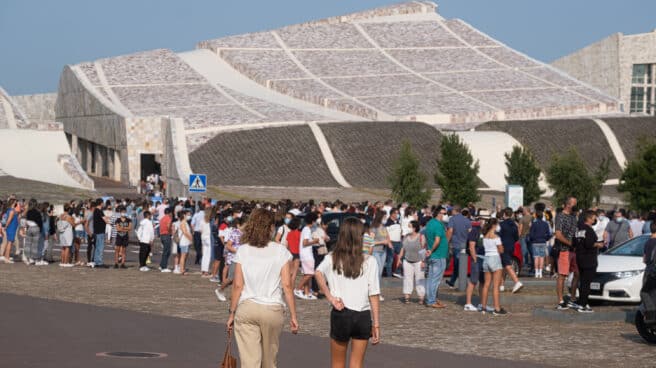 Un grupo de menores esperan ser vacunados de la primera dosis de la vacuna Moderna en la Ciudad de la Cultura, a 23 de agosto de 2021, en Santiago de Compostela, Galicia