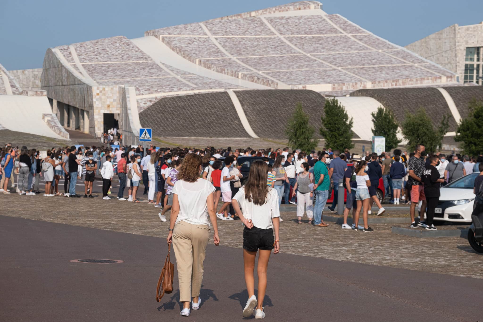 Un grupo de menores esperan ser vacunados de la primera dosis de la vacuna Moderna en la Ciudad de la Cultura, a 23 de agosto de 2021, en Santiago de Compostela, Galicia