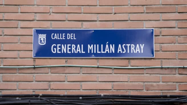 Placa de la calle general Millán Astray el día en que ha sido recolocada