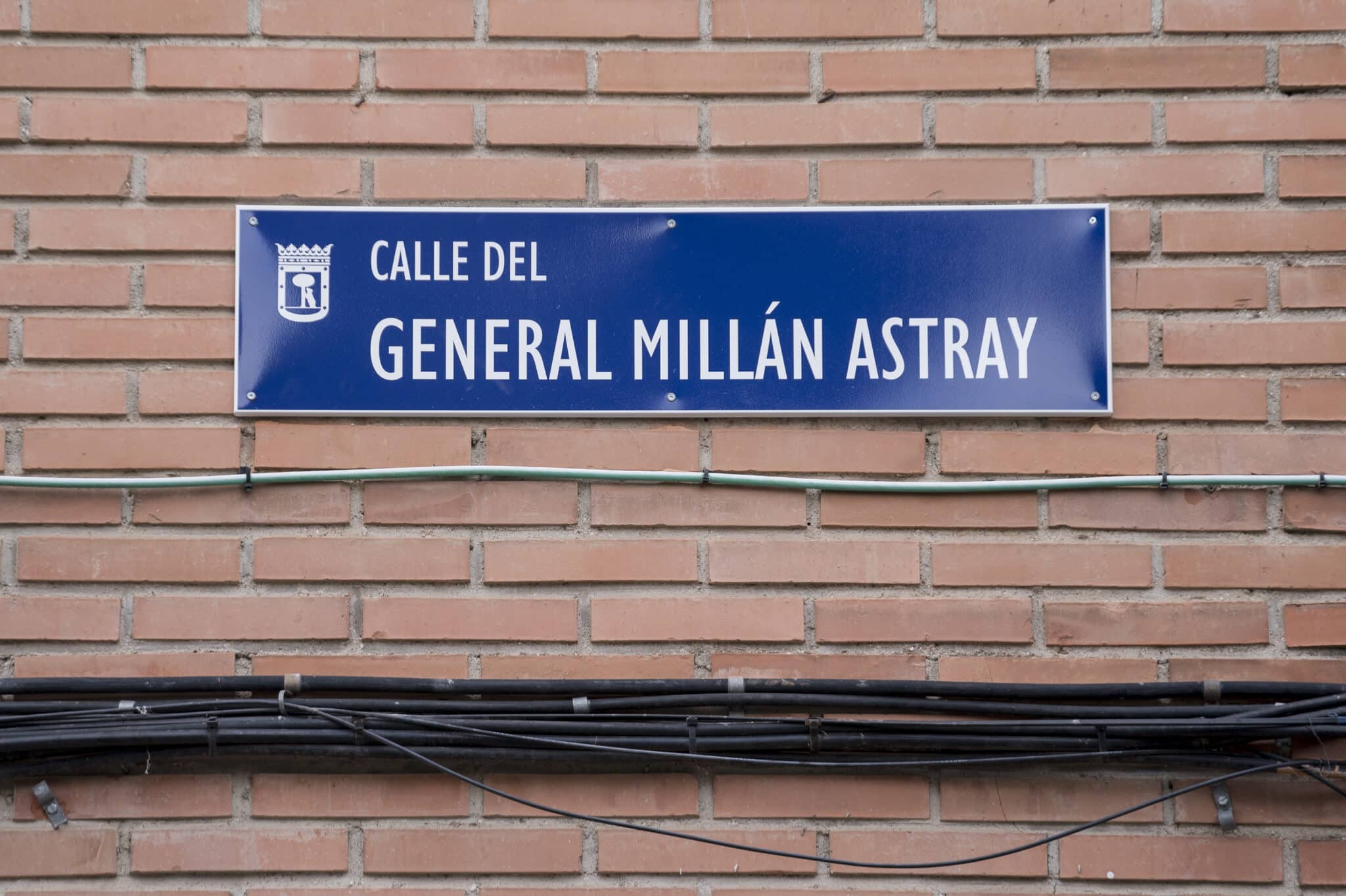 Placa de la calle general Millán Astray el día en que ha sido recolocada