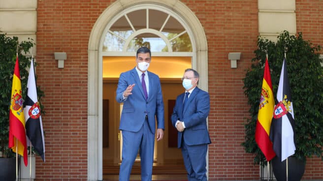 El presidente del Gobierno, Pedro Sánchez (i), recibe al presidente de la Ciudad Autónoma de Ceuta, Juan Jesús Vivas (d), en La Moncloa.