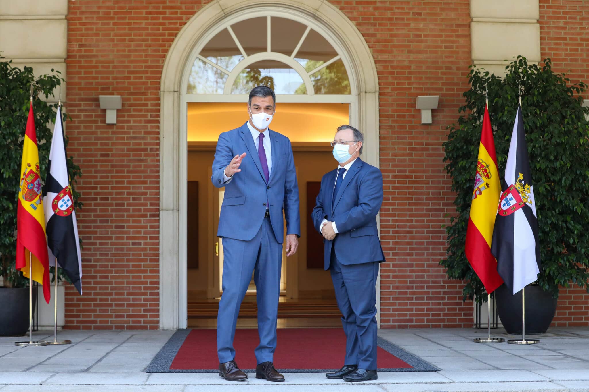 El presidente del Gobierno, Pedro Sánchez (i), recibe al presidente de la Ciudad Autónoma de Ceuta, Juan Jesús Vivas (d), en La Moncloa.