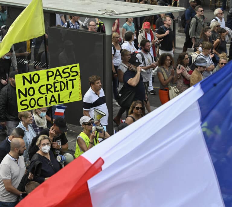 Macron gana la partida a los negacionistas, la vacunación se dispara en Francia