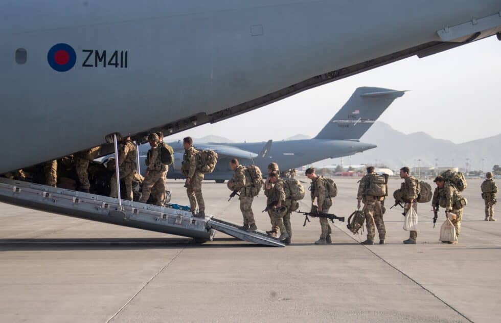Las tropas americanas abandonan Kabul en un avión militar.