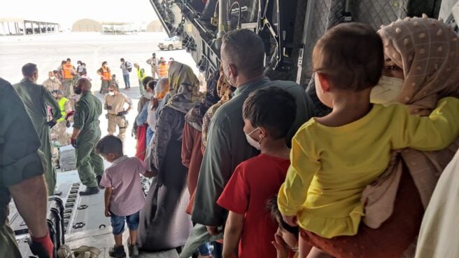 Fawad, el afgano que temía ser degollado, a salvo en España Un grupo de afganos evacuados por España a su llegada a Doha