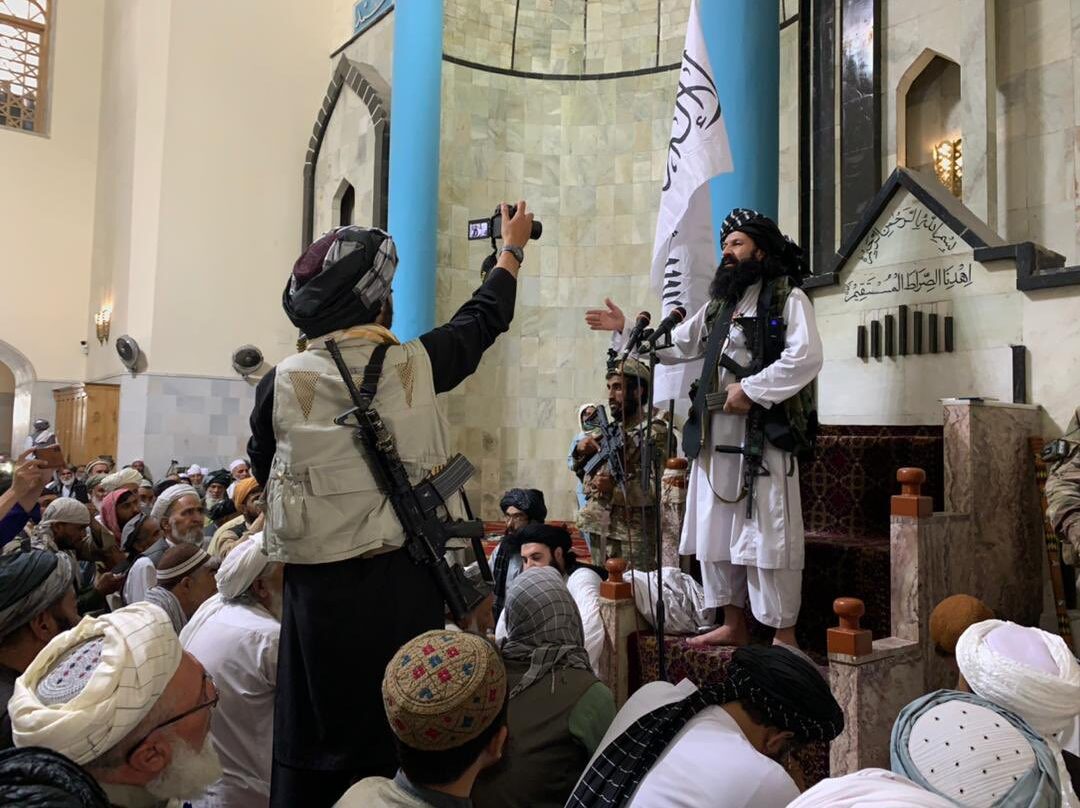 Un talibán filma la plegaria en una mezquita de Kabul