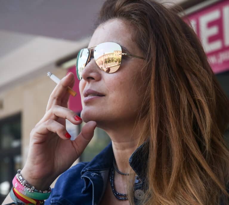 Ni por salud, ni por ahorro: los españoles fuman ya más que antes de la pandemia