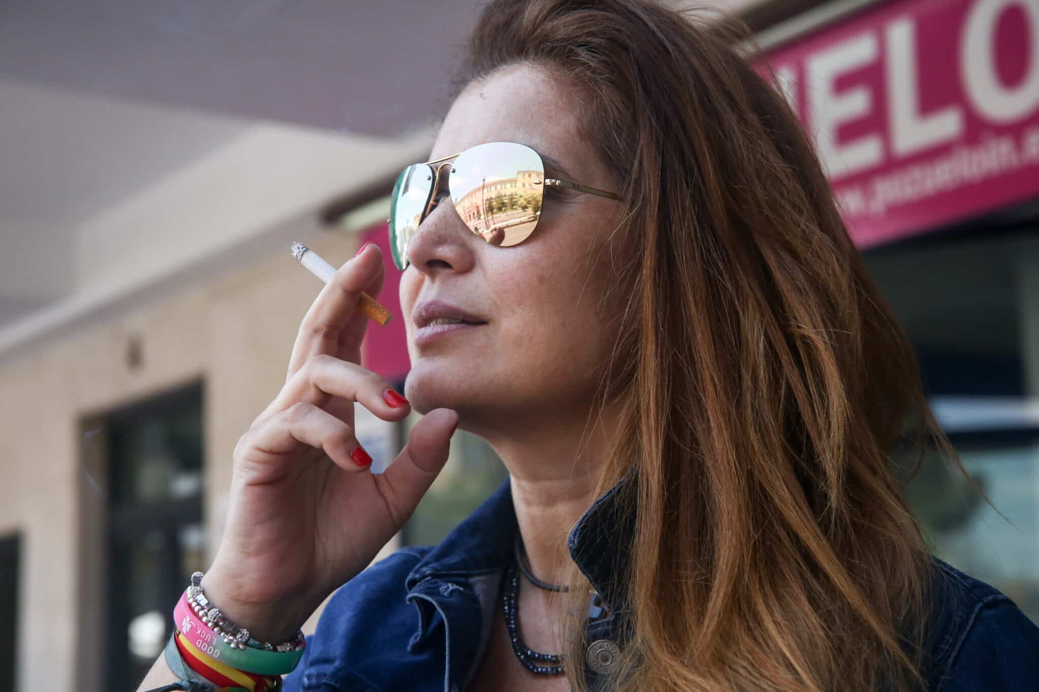Mujer fumando un cigarro