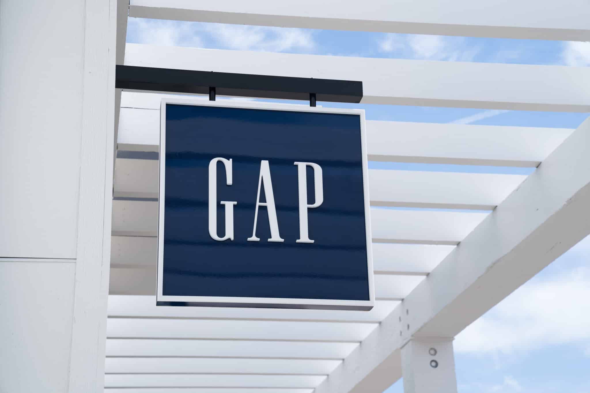 Imagen del cartel de una tienda de Gap.