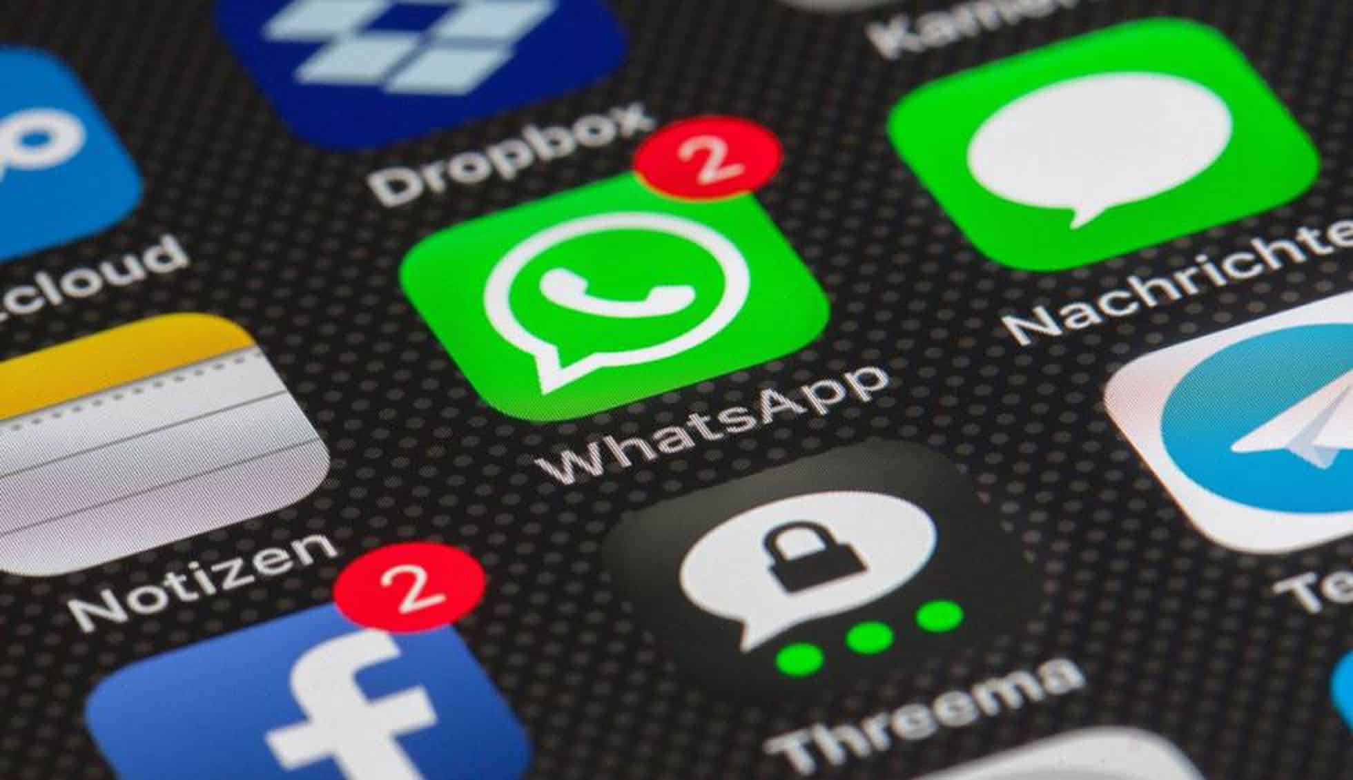 Aplicación de WhatsApp con notificaciones de mensajes no leídos.