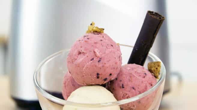 Helado Varias bolas de helado en una copa.