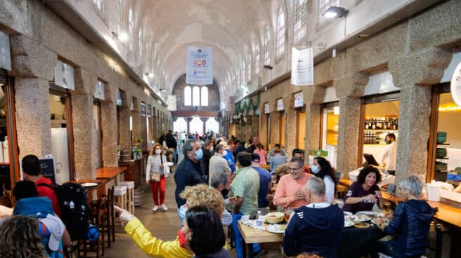 Ambiente en Santiago de Compostela tras pasar a nivel alto de restricciones Varias personas acuden a un espacio con locales de hostelería en Santiago de Compostela, A Coruña.