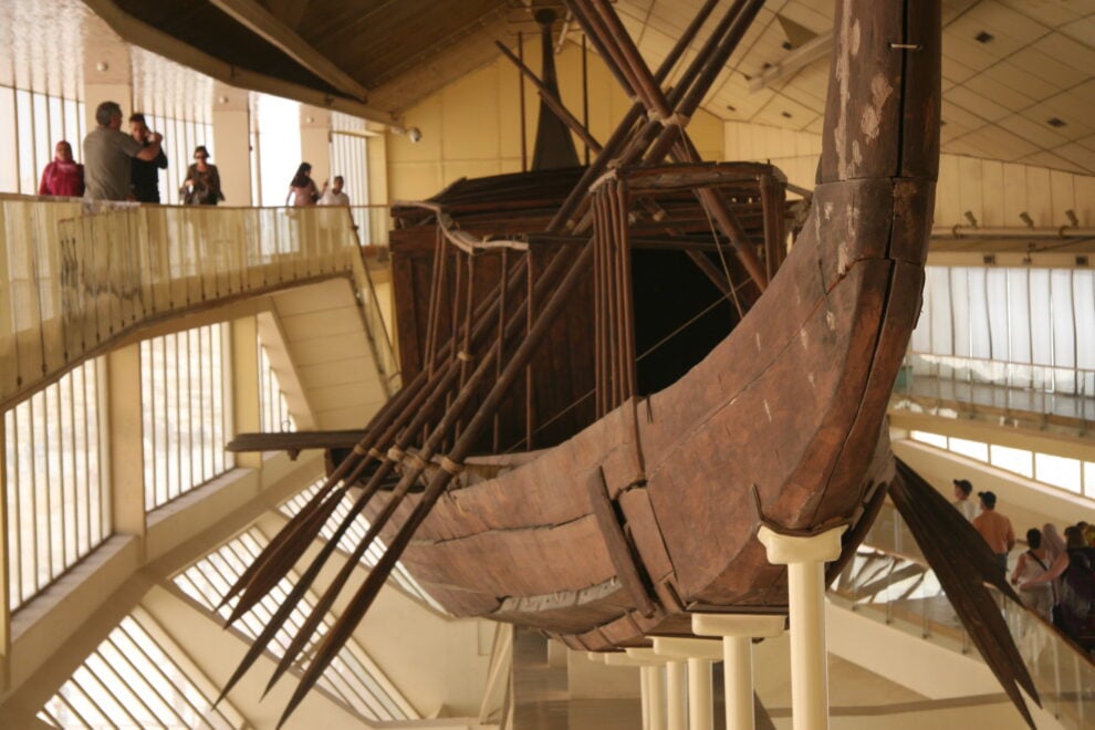 La primera barca solar de Keops, en el museo que acaba de abandonar