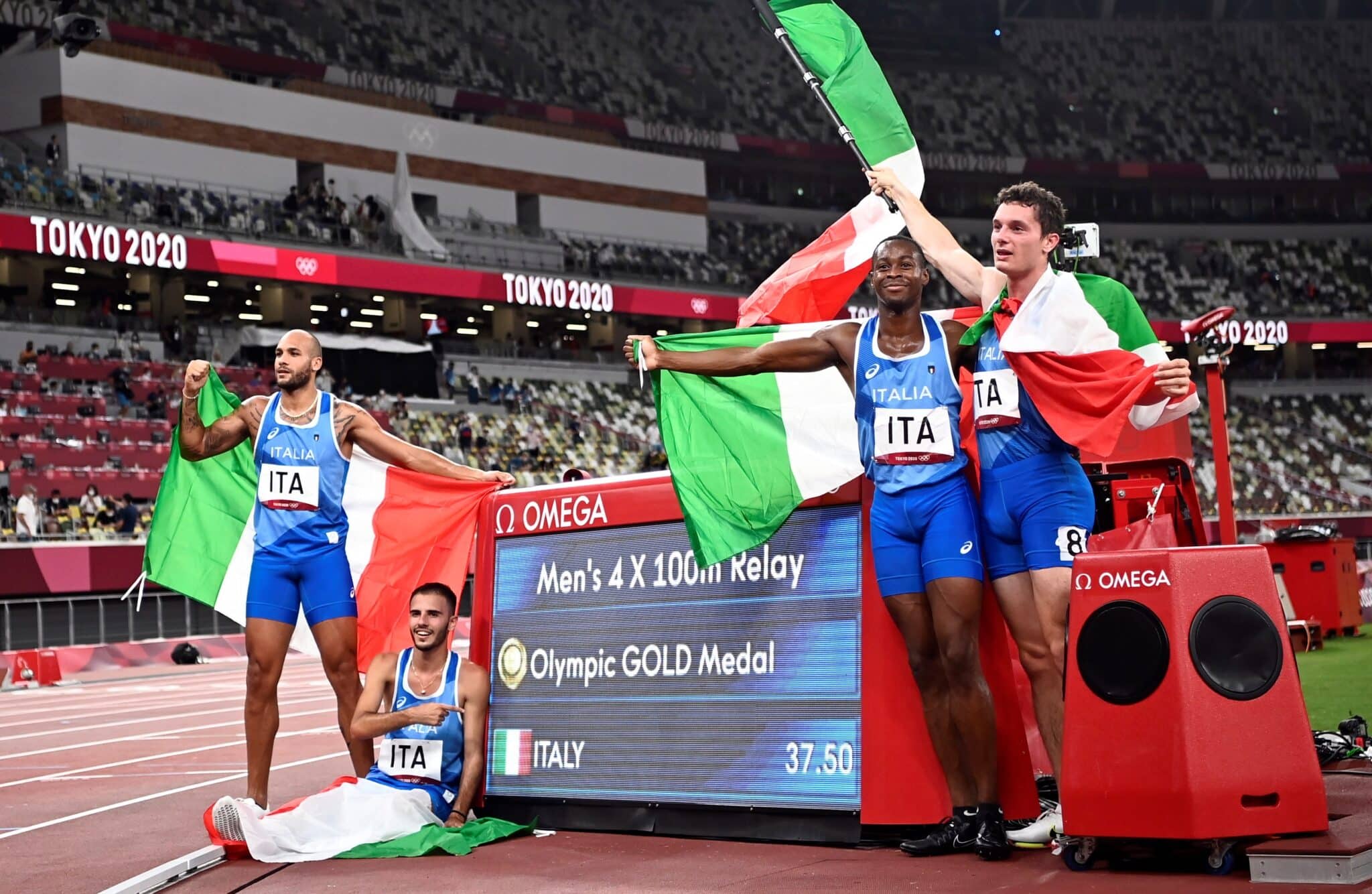 Los sprinters italianos del 4x100 celebran el oro en el Estadio Olímpico