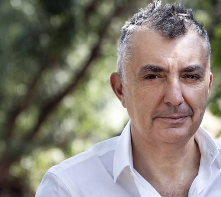 Manuel Vilas: “Cuando hay una catástrofe más vale inventarnos un amor”